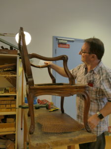 Menuisier étudie le fauteuil